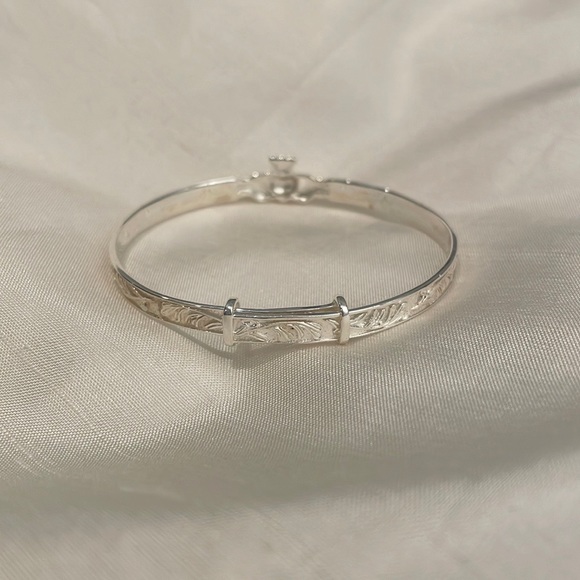 Solvar Child’s Sterling Silver Claddagh Bracelet - Picture 3 of 6